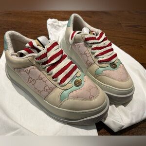 GUCCI women
Screener GG canvas and leather sneakers
size 38